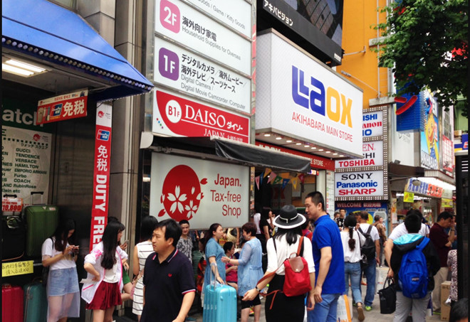 Rất nhiều du kh&aacute;ch sang Nhật mua sắm v&igrave; chất lượng sản phẩm v&agrave; h&agrave;ng h&oacute;a đa dạng.  